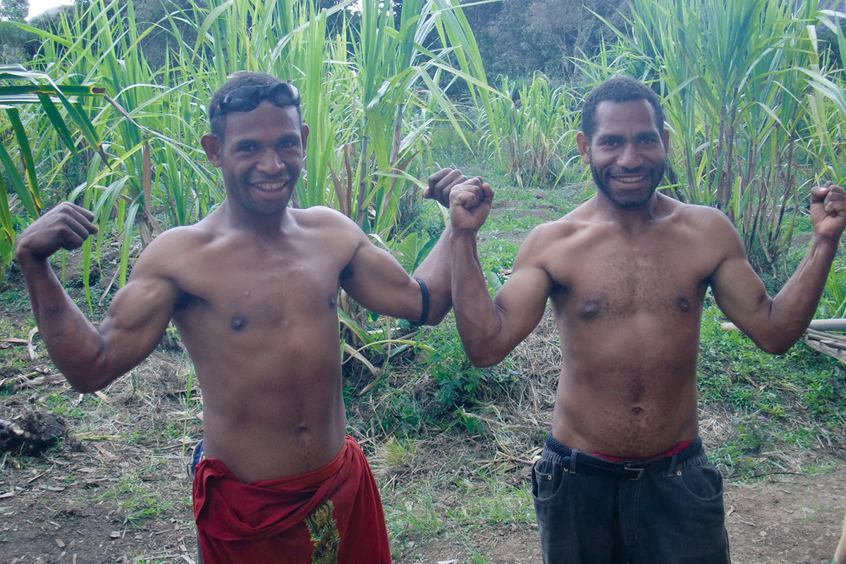 タンパク質摂取量は不足しているのに立派な筋肉を発達させているパプアニューギニア高地の若者たち。