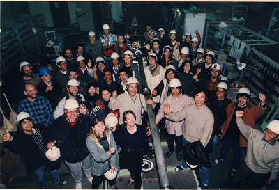 朝日賞受賞の知らせを聞いて、共同研究者と撮った記念写真。中央が戸塚先生。1998年暮れ頃。