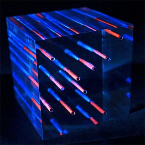 © Issei Sugiyama. 結晶中に導入された線状ナノ磁石を表すアクリル模型の写真 