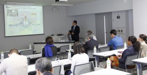 ブリーフィングで先端科学技術研究センターの研究活動を紹介する岡田至崇教授