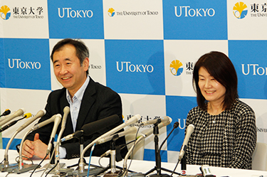 Professor Kajita and his wife cheerfully answer questions at the press conference