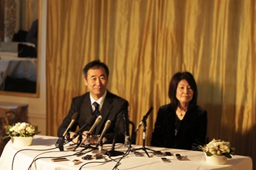 Professor Kajita and his wife at the post-Nobel Prize Award Ceremony press conference