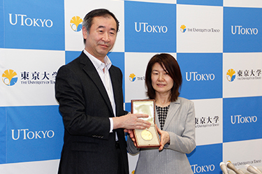 Responding to requests from the media, Professor and Mrs. Kajita pose for photographs holding the Nobel Medal together   (*The Nobel Prize Medal is a copyright and registered trademark of the Nobel Foundation.)
