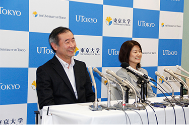 The friendly responses from the smiling Professor and Mrs. Kajita give the press conference a warm atmosphere