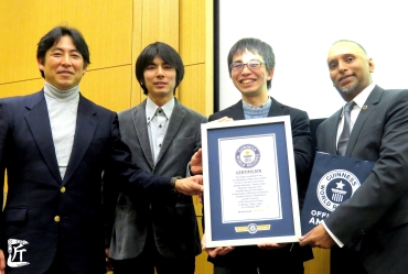 Associate Professor Igarashi (left), Assistant Professors Dr. Takuya Ishida and Dr. Akihiko Nakamura (second and third from left) receiving the official GUINNESS WORLD RECORDS certificate from Mr. Vihag Kulshrestha (right), the director of Guinness World Records Ltd.