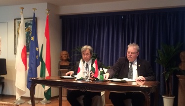 Earthquake Research Institute Director Kazushige Obara and Director General Peter Levai of the Wigner Research Centre for Physics of the Hungarian Academy of Science sign the agreement