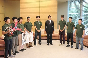 Prime Minister Abe posing with RoboTech members