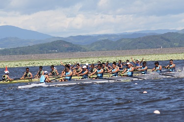 They kept rowing earnestly, aiming towards the finish line (Picture provided by the Japan Rowing Association)