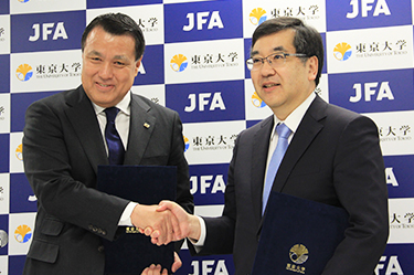 University President Makoto Gonokami (right) shaking hands with Mr. Kohzo Tashima, president of JFA (left)