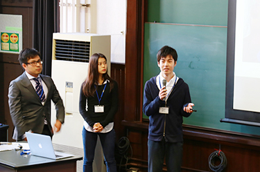 UTokyo undergraduate students and faculty members in charge presenting a project with the Australian National University