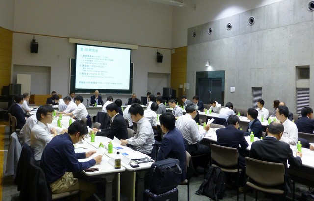 民間企業8社が参加。講義の後にはテーマについての勉強会が行われた。