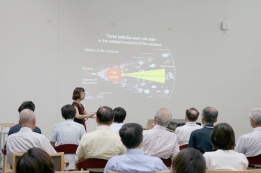 Speaker Young-Kee Kim gives a talk about particle physics experiments in particle accelerators today (credit: Kavli IPMU)