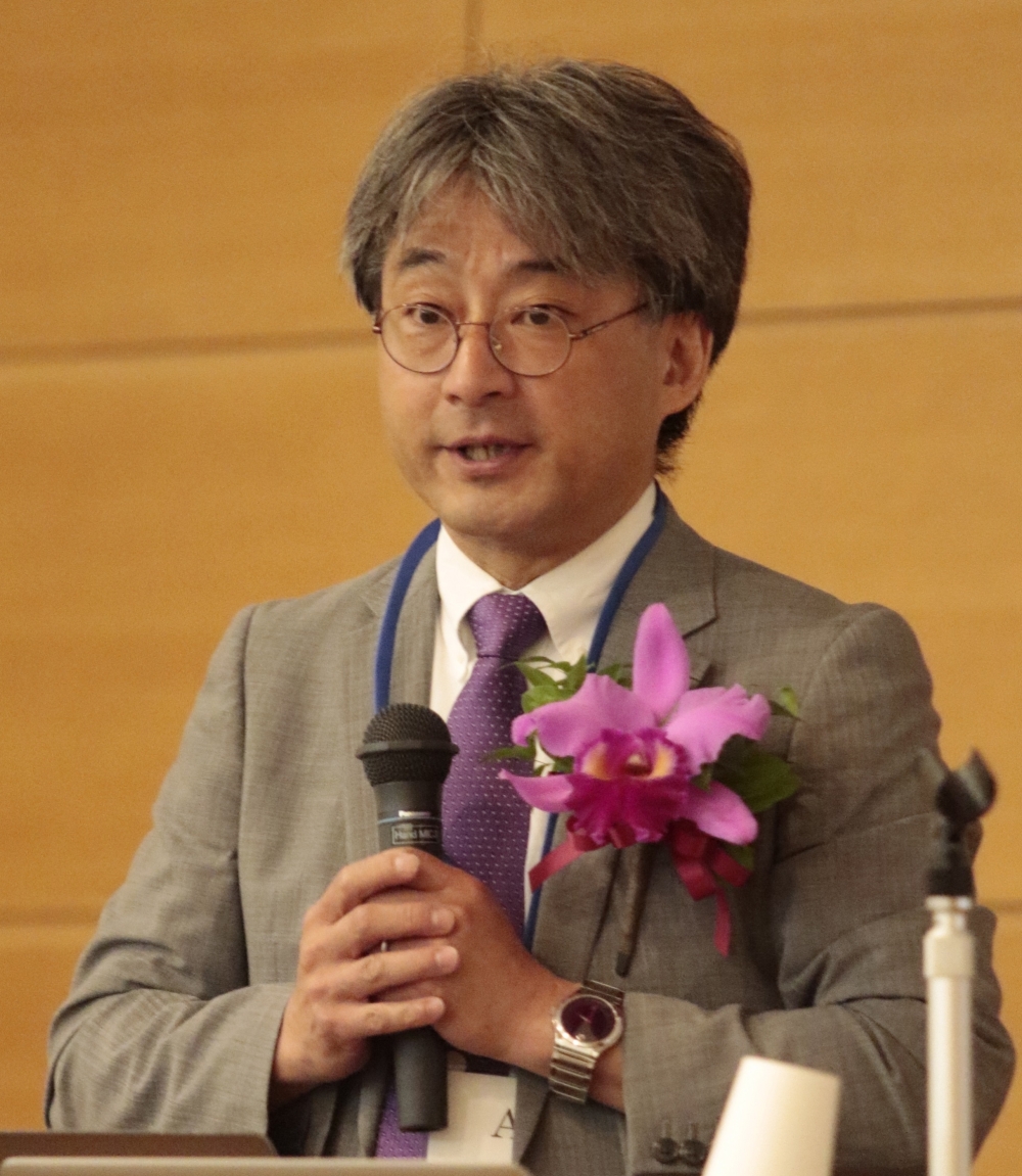 Professor Hitoshi Murayama, Kavli IMPU director, delivers speech.