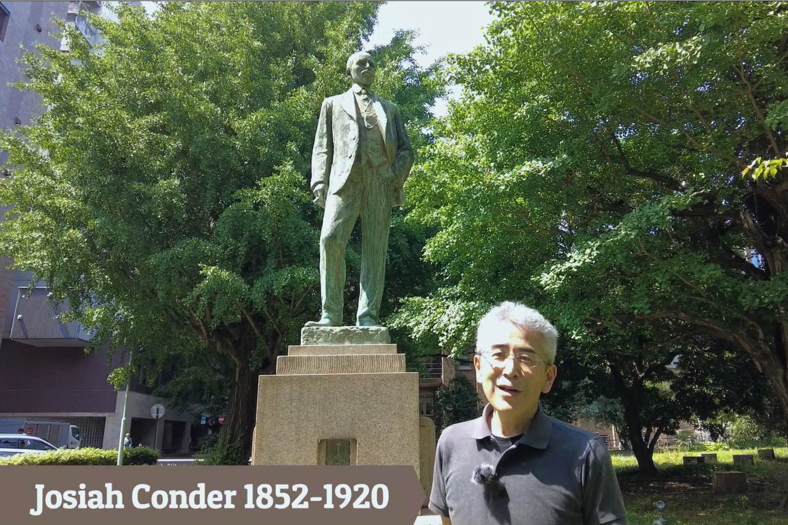 Yujin Yaguchi stands in front of a statue on Hongo Campus.