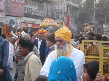 Scene from a Sikh festival in Delhi's old city. © Hiroshi Marui.