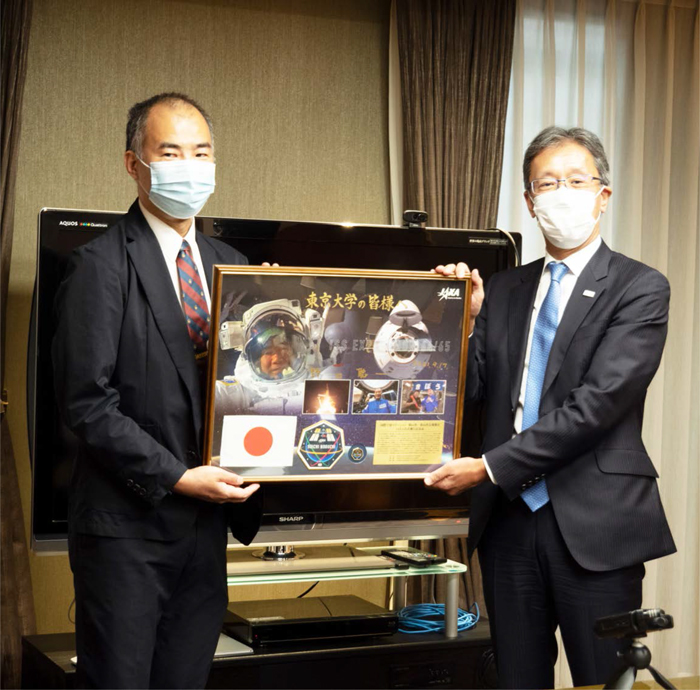 記念パネルを手に持つJAXA野口聡一宇宙飛行士と藤井輝夫総長