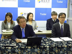 左：東京大学・羽田副学長、右：森精機・西村ゼネラルマネージャー