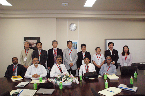 Dean Harata (School of Engineering) with the professors andother participants at the interactive session held at The University of Tokyo on June 6, 2013.