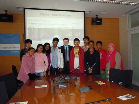 Students from DPS Bangalore South with Prof. Woodward during their visit to Komaba Campus to learn about the PEAK program