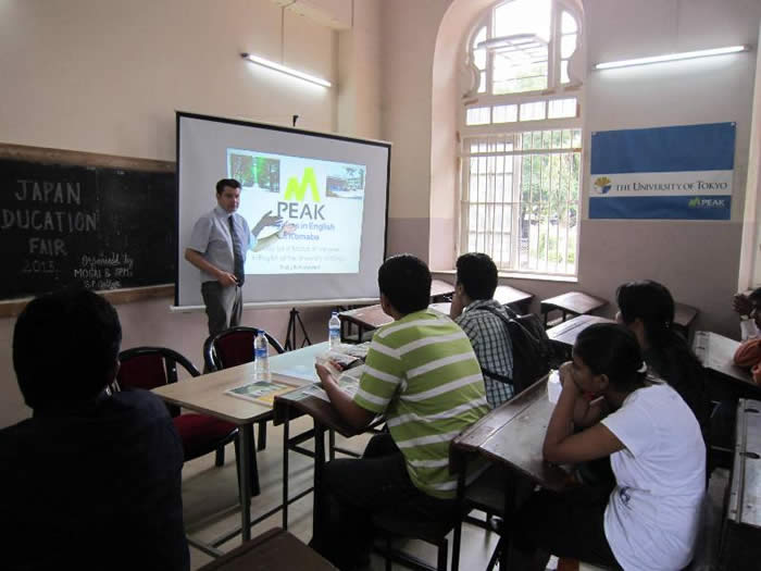 Presentation about PEAK by Prof. Woodward in a classroom at S.P. College, Pune