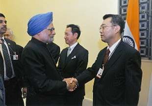 Prof. Yamato, Executive Vice President, The University of Tokyo greeting Prime Minister Singh during a reception in honour of Prime Minister Abe’s visit to India
