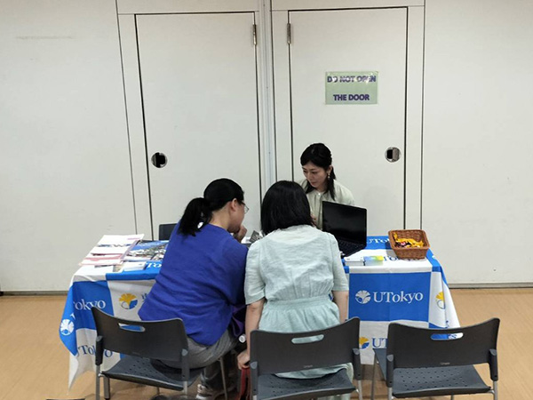 Visitors consulting with the University of Tokyo representative