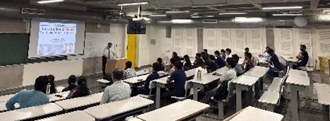 IITハイデラバードでの年吉教授によるMEMS講義の様子。学生・研究者が熱心に聴講。