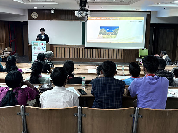 IIT-Delhiでの講演の様子（髙鍋教授）