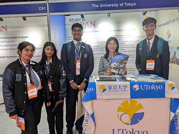 東京大学ブースに訪れた高校生との記念写真