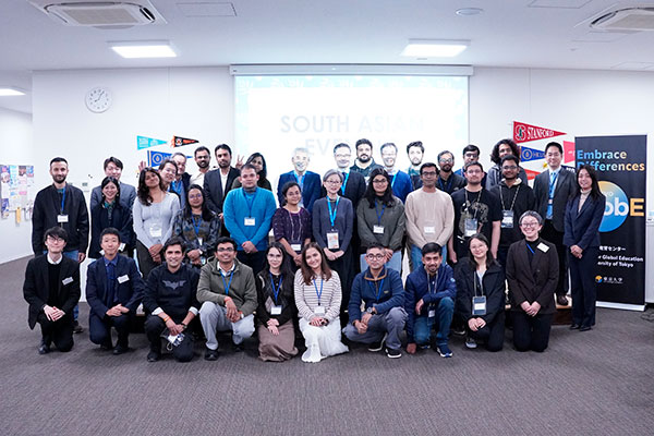 South Asian Eveningの参加者、先生方、スタッフメンバーとの集合写真