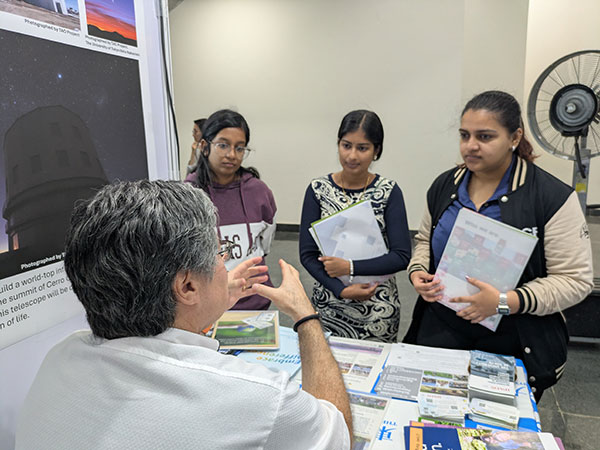 IIT-H Academic Dayに出展した東大ブースに集まる学生たち