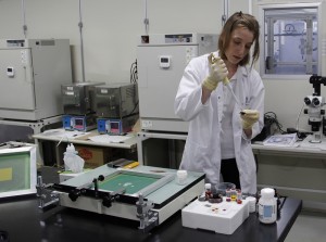 © 2014 The University of Tokyo. Research Fellow Ludmila Cojocaru from France demonstrating the production of a dye-sensitized solar cell.