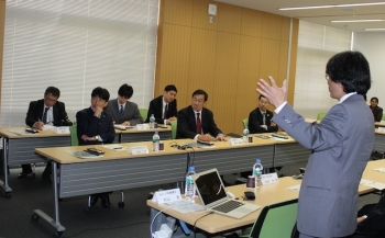 Minister Yamamoto is hearing Director Murayama's introduction of the SuMIRe project.  Discussion of the research on dark matter by Dr. Leauthaud.