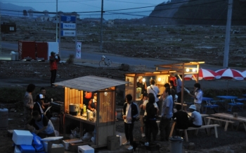 Residents in Otsuchi in Iwate Prefecture formed “Yuikko Otsuchi,” an organization to promote reconstruction. Members collaborated with volunteers from the University of Tokyo to create this Market Square.