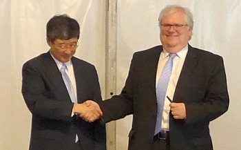 Prof. Yashiro with Dr. Fuchs, CNRS