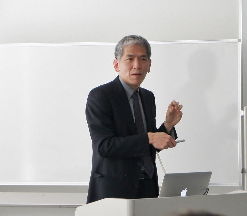 Figure 1. Professor Koyaguchi provides an overview of volcanology during the briefing. © 2015 The University of Tokyo. Figure 1. Professor Koyaguchi provides an overview of volcanology during the briefing. © 2015 The University of Tokyo.