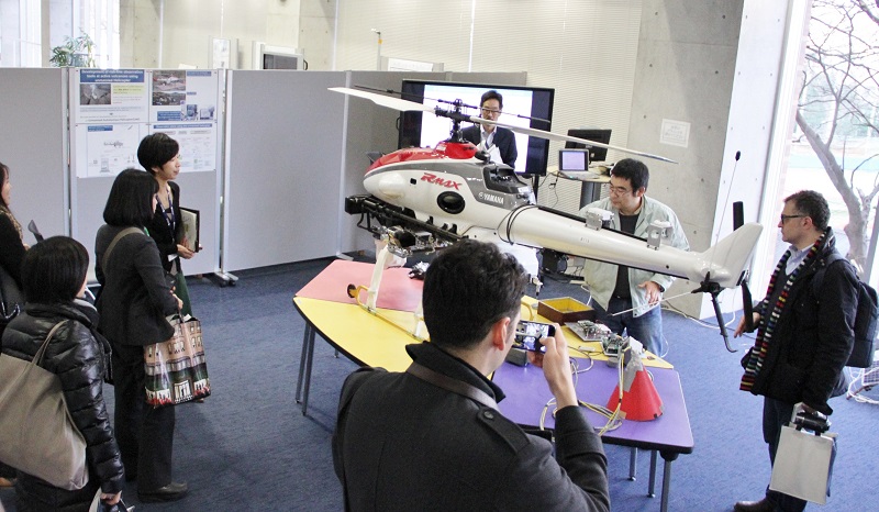 Figure 2. Associate Professor Ohminato explains the use of an unmanned helicopter for placing equipment in dangerous locations. © 2015 The University of Tokyo. Figure 2. Associate Professor Ohminato explains the use of an unmanned helicopter for placing equipment in dangerous locations. © 2015 The University of Tokyo.