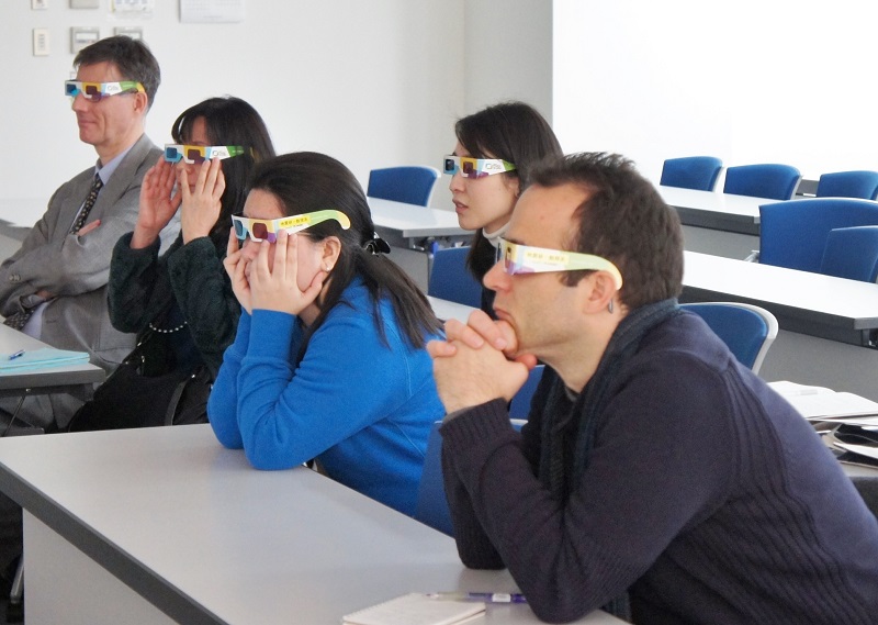 Figure 4. Experiencing a 3D simulation of the spread of volcanic gas and dust clouds in Assistant Professor Suzuki’s demonstration. © 2015 The University of Tokyo. Figure 4. Experiencing a 3D simulation of the spread of volcanic gas and dust clouds in Assistant Professor Suzuki’s demonstration. © 2015 The University of Tokyo.。