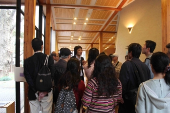 Nao Suzuki answers questions from participants during tea time.