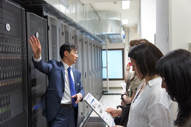 Professor Imoto explaining the Shirokane3 supercomputer to tour participants