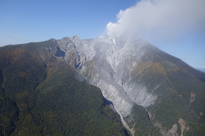 © 2015 Earthquake Research Institute, The University of Tokyo.Mount Ontake is located 200 km west of Tokyo on the border of Gifu and Nagano Prefectures. This image shows the continued release of steam and gas from the volcano after the eruption.