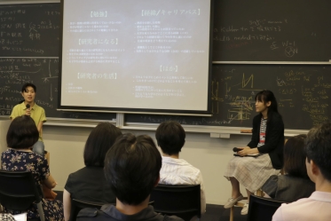 Kavli IPMU Project Researcher Yuki Moritani (right) and Kavli IPMU Project Academic Support Specialist Tomoko Morii (left) answer questions from guardians.