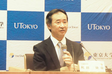 Professor Kajita answering questions from the press