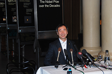 Professor Kajita taking questions from the media