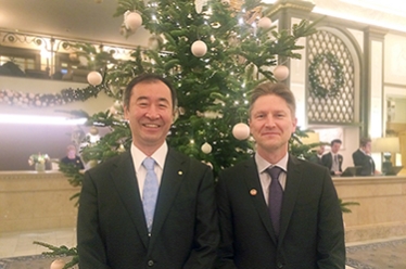 Professor Kajita and Nobel Attaché Henrik Grudemo, in front of a Christmas tree displayed in the lobby of the Grand Hôtel