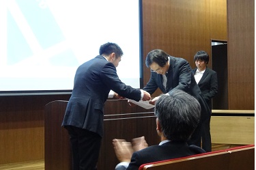 A certificate being awarded by the chairman of the Kyoto University Sports Union