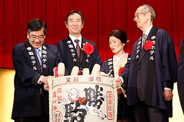 (From right) Mr. Koji Omi, former Minister of Finance, Mrs. Kajita, Professor Kajita and the University’s President Gonokami. They showed their excellent teamwork as they broke open their sake cask