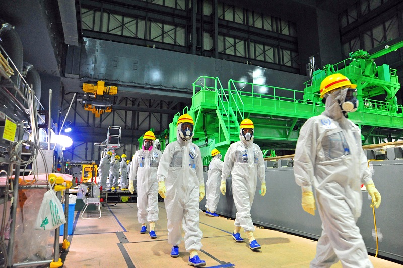 © IAEA Imagebank, on Flickr, https://www.flickr.com/photos/iaea_imagebank/, Photo Credit: Greg Webb / IAEA2013年11月27日、東京電力の福島第一原子力発電所を訪問し、4号機の燃料集合体取り出しプロセスを確認するIAEAの調査団。前の週に、東京電力は燃料集合体を4号機から使用済燃料プールに移す作業を始めたところでした。