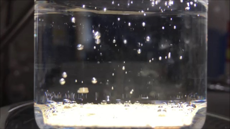 © 2016 Domen-Minegishi Laboratory.ガラス基板の導電層上に水素を発生する光触媒と酸素を発生する光触媒が固定化されている粉末光触媒シートは、水中に沈めて太陽光を照射すると水を分解して水素と酸素の気泡を発生します。