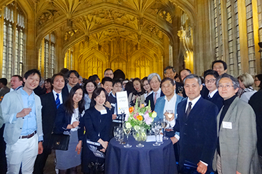 Professor Kiichi Fujiwara meeting with UTokyo alumni